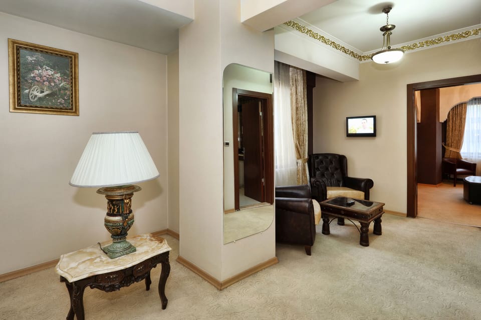 Suite, 1 Bedroom | Minibar, in-room safe, desk, soundproofing