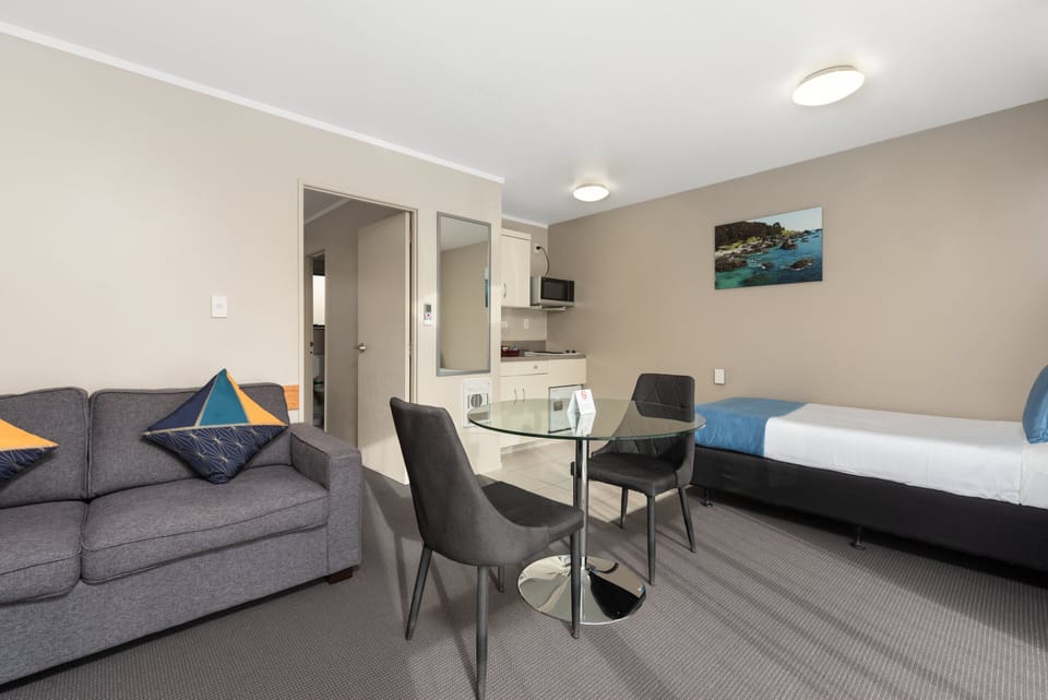 11. Deluxe One Bedroom | Iron/ironing board, free WiFi, bed sheets