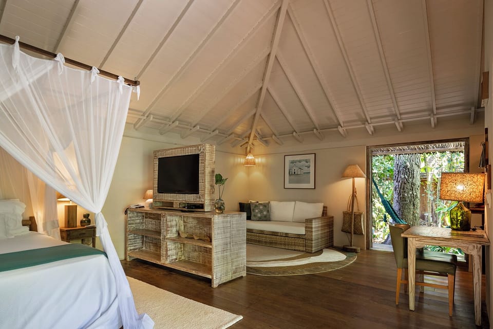 Bungalow | Premium bedding, down comforters, minibar, in-room safe