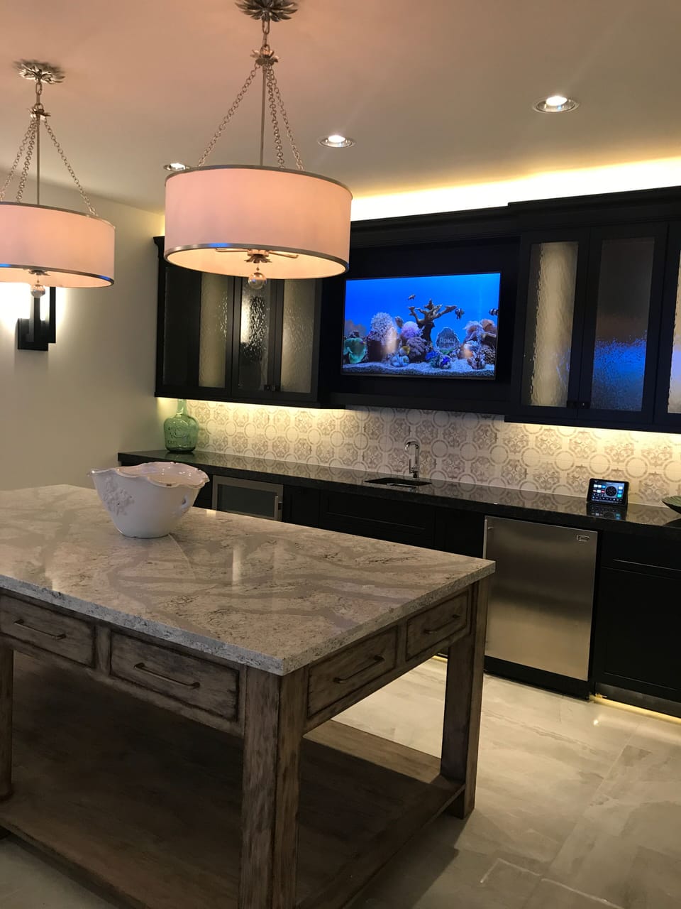 Oasis Suite Bar Area with 50” screen TV which mirrors an 85” screen surround 