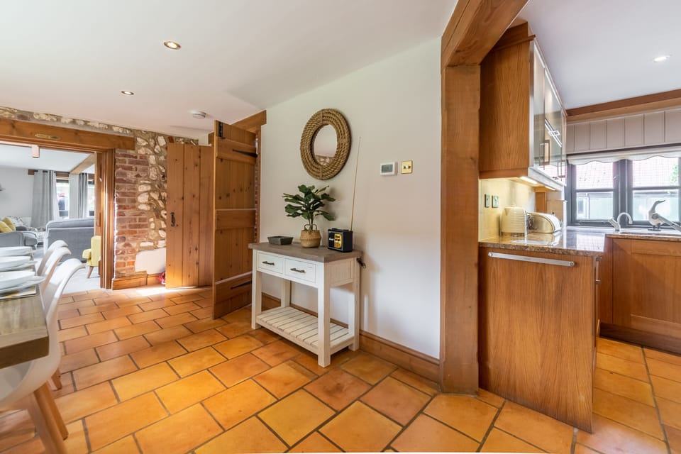 Ground floor: Dual aspect from the dining area