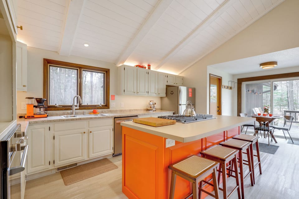 Fully Equipped Kitchen | Dishware/Flatware