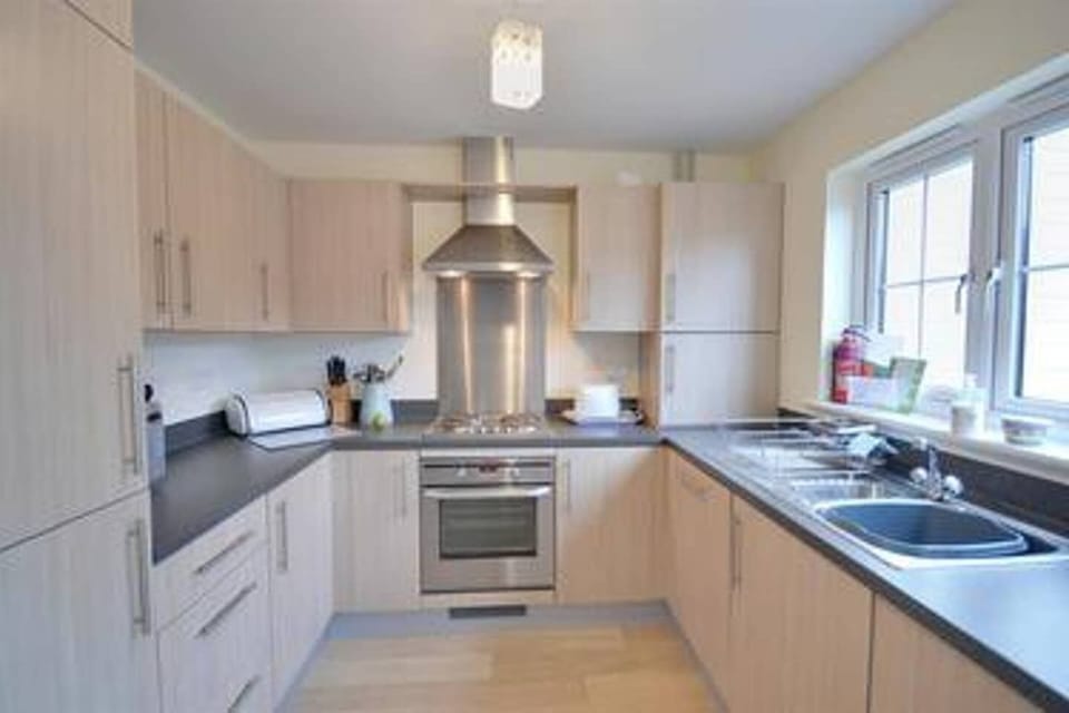 Fitted kitchen with lots of storage & integrated cooker, FF & WM