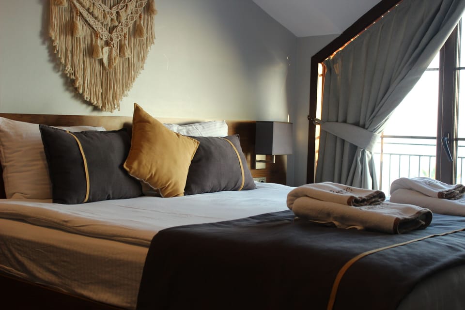 Deluxe Room, Sea View | Premium bedding, minibar, blackout drapes, soundproofing