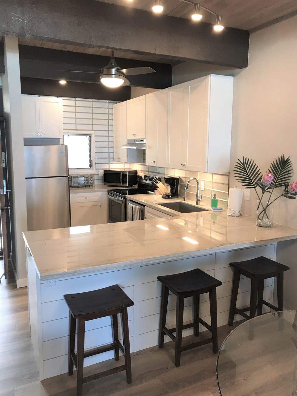 Breakfast bar with seating for 3
