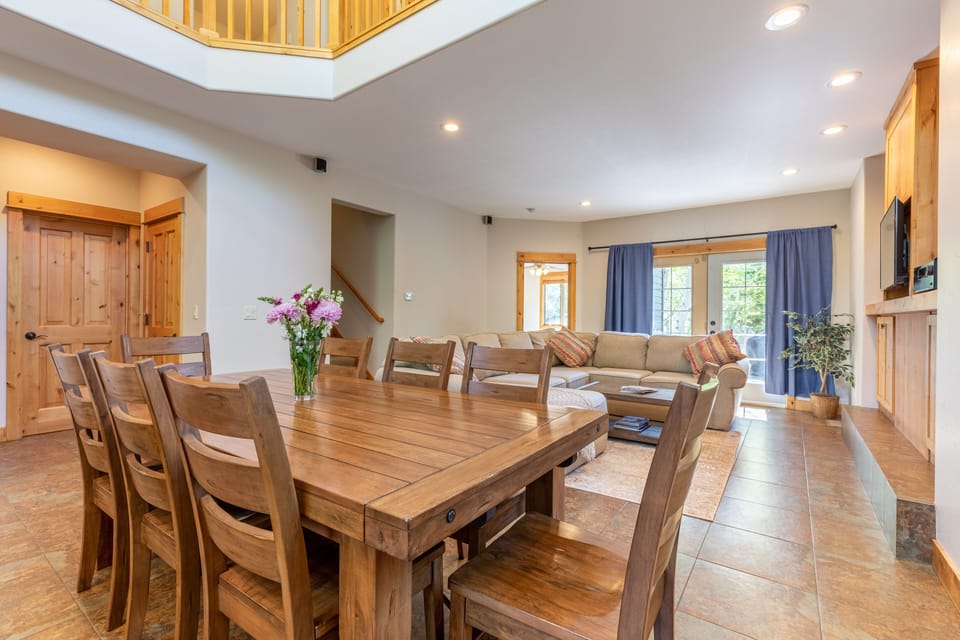 Dining area with 8 chairs. Additional 2 leafs are available to add 2 more chairs