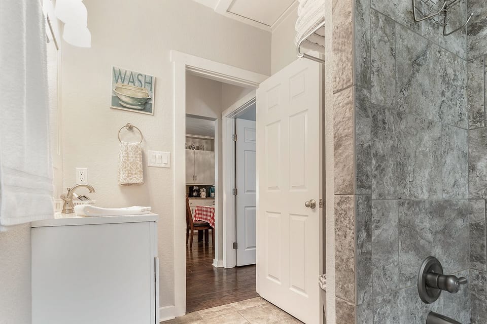 Hallway Bathroom, Combo Bath/Shower