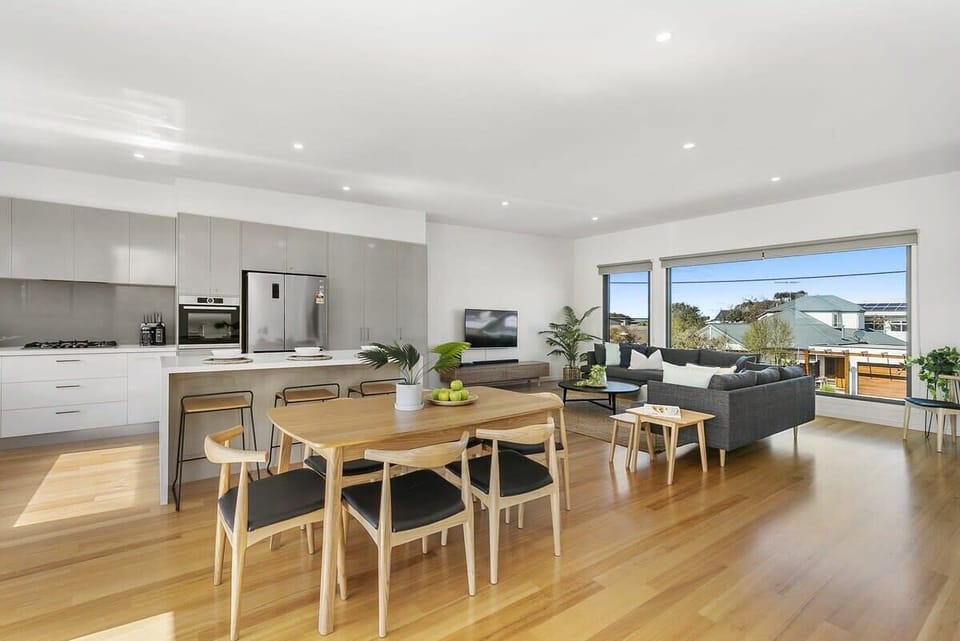 Enjoy meals together at the beautiful 6-seater dining table with wishbone chairs, in a setting that’s bathed in light thanks to north-facing windows. 