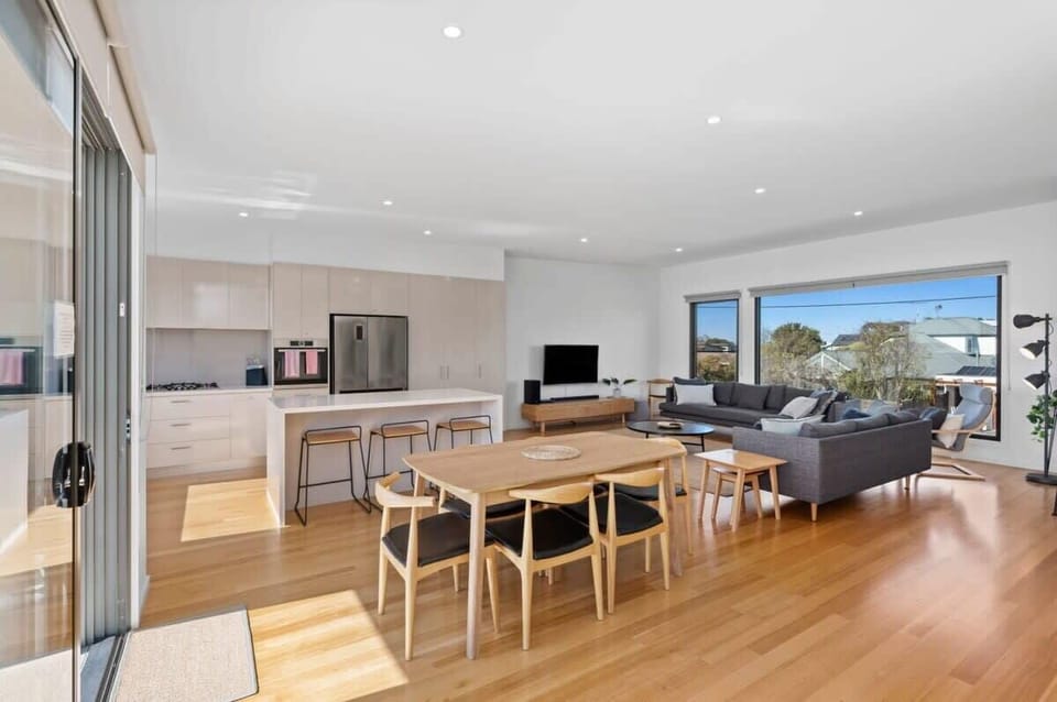 Guests love the beautiful 6-seater dining table