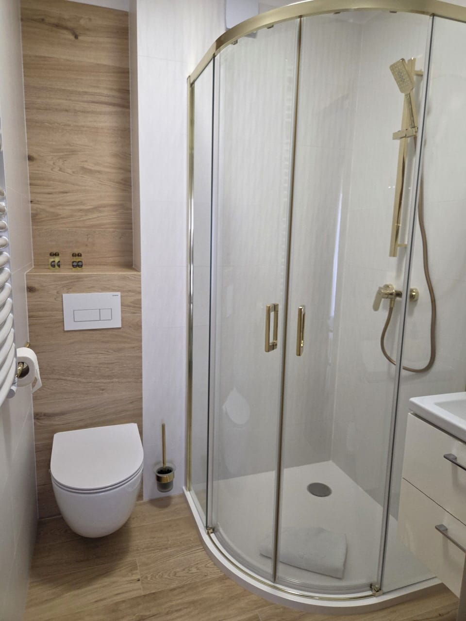 Double Room | Bathroom | Shower, designer toiletries, hair dryer, bathrobes