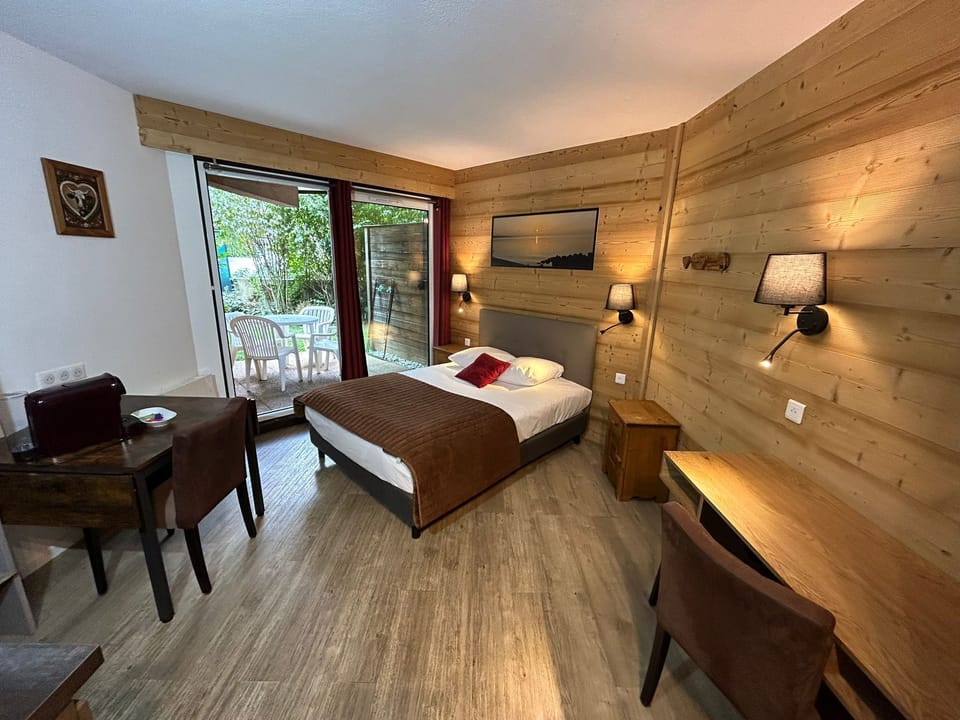 Junior Studio, 1 Large Twin Bed, Kitchenette, Garden Area | Select Comfort beds, desk, soundproofing, iron/ironing board
