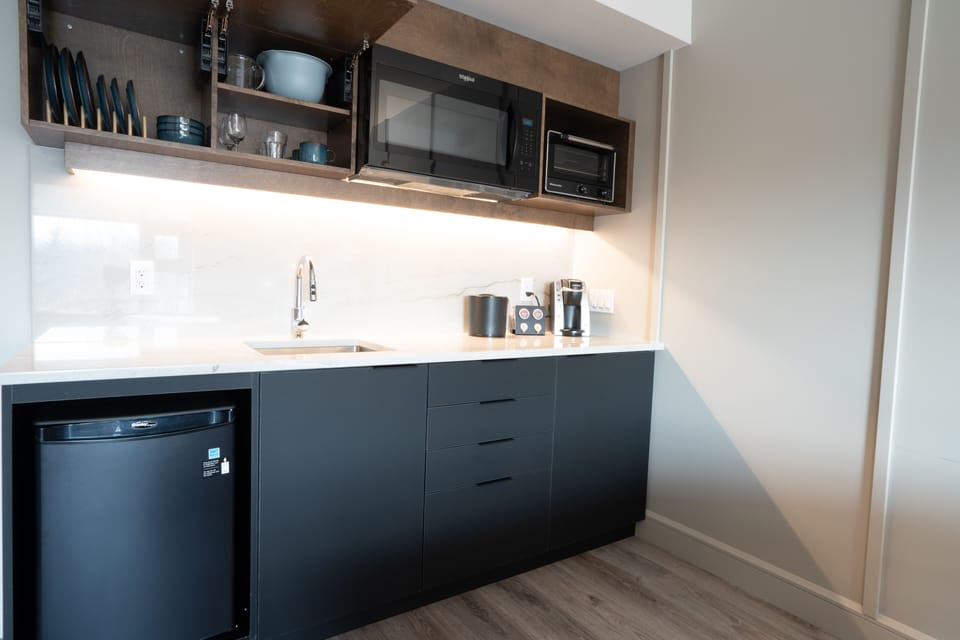 Chambre Urbaine 1 lit King | Private kitchen | Coffee/tea maker, mini-fridge, microwave, eco-friendly cleaning products