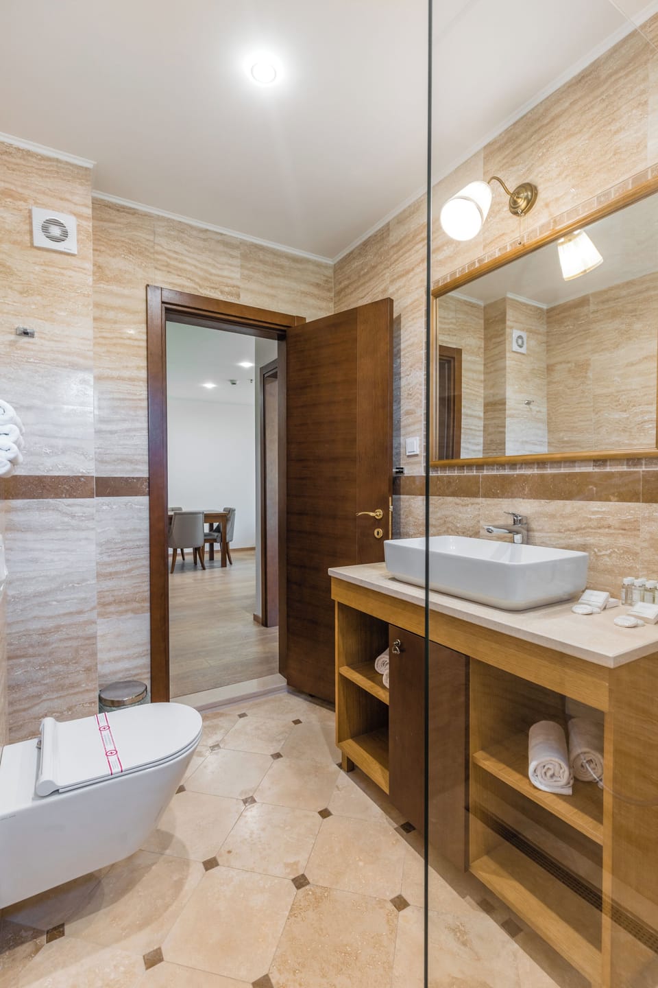 Classic Apartment | Bathroom | Shower, rainfall showerhead, hair dryer, slippers