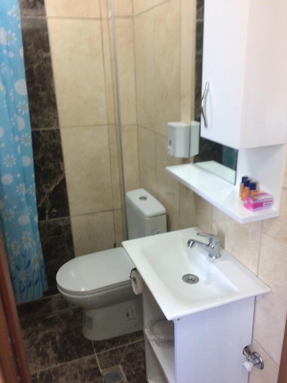 Shower, rainfall showerhead, free toiletries, hair dryer