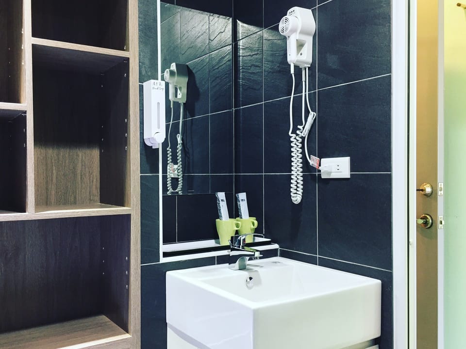 Classic Double Room, 3 Bedrooms, City View | Bathroom | Shower, rainfall showerhead, free toiletries, hair dryer