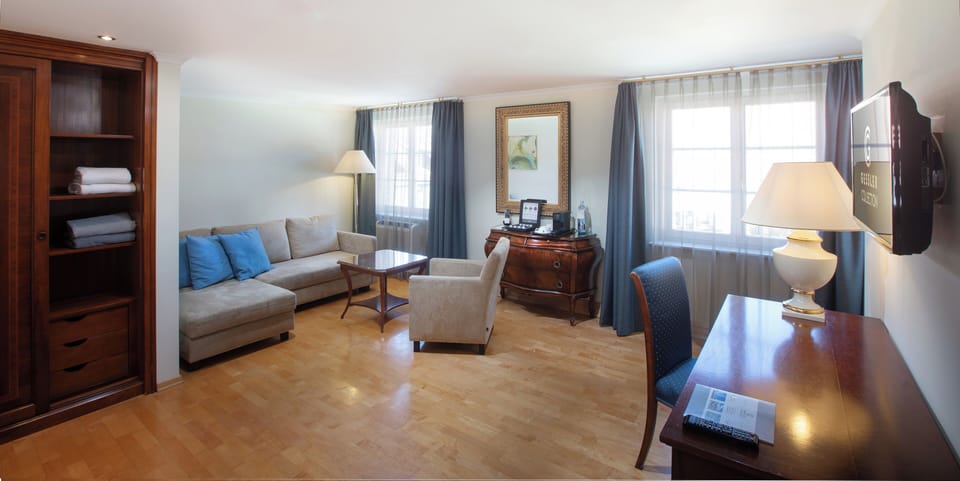 Suite | Free minibar, in-room safe, desk, laptop workspace