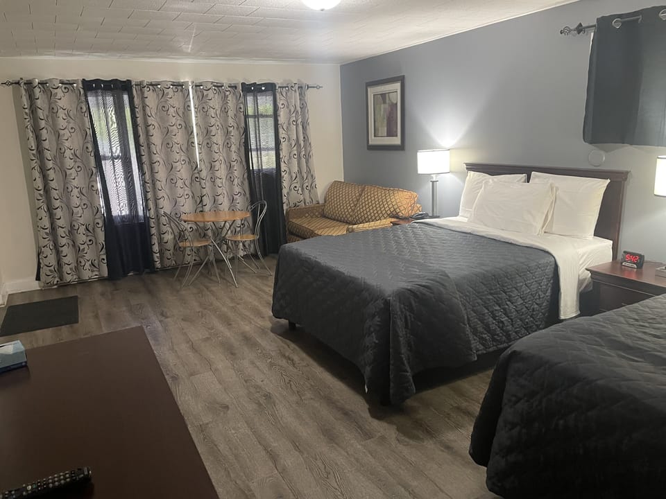 Deluxe Triple Room | Desk, laptop workspace, blackout drapes, soundproofing