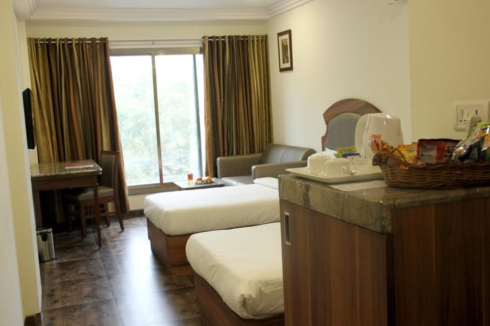 Deluxe Twin Room | Rollaway beds, bed sheets, wheelchair access
