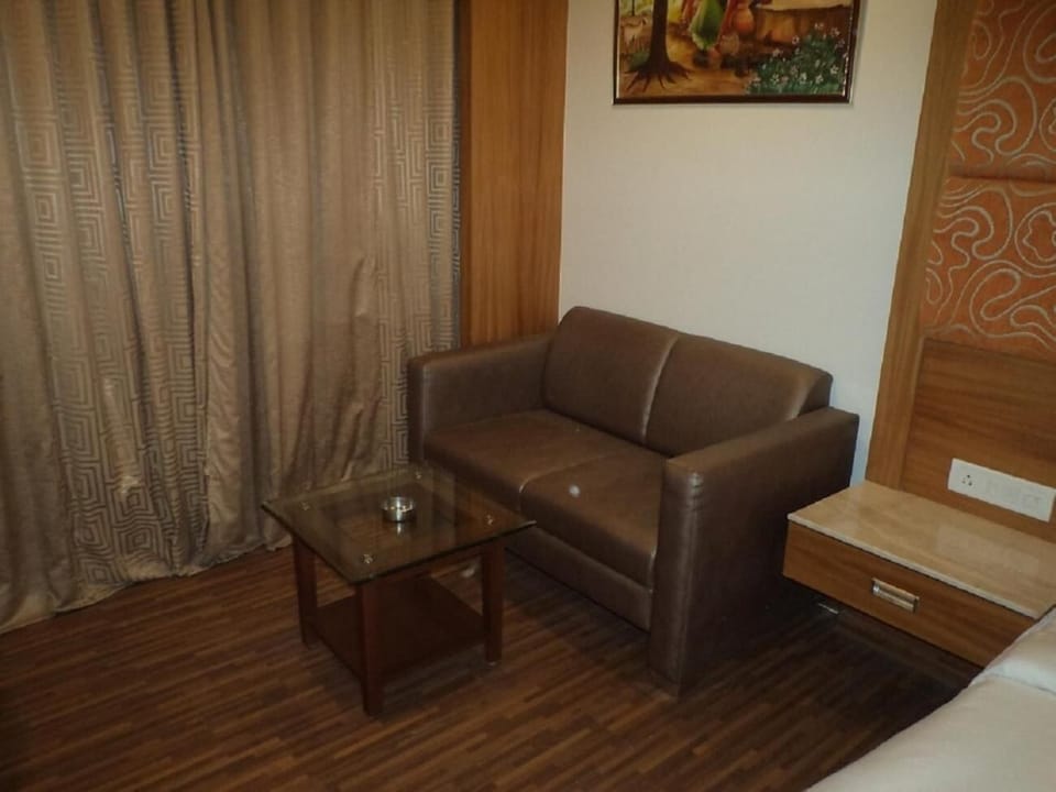 Deluxe Twin Room | Rollaway beds, bed sheets, wheelchair access