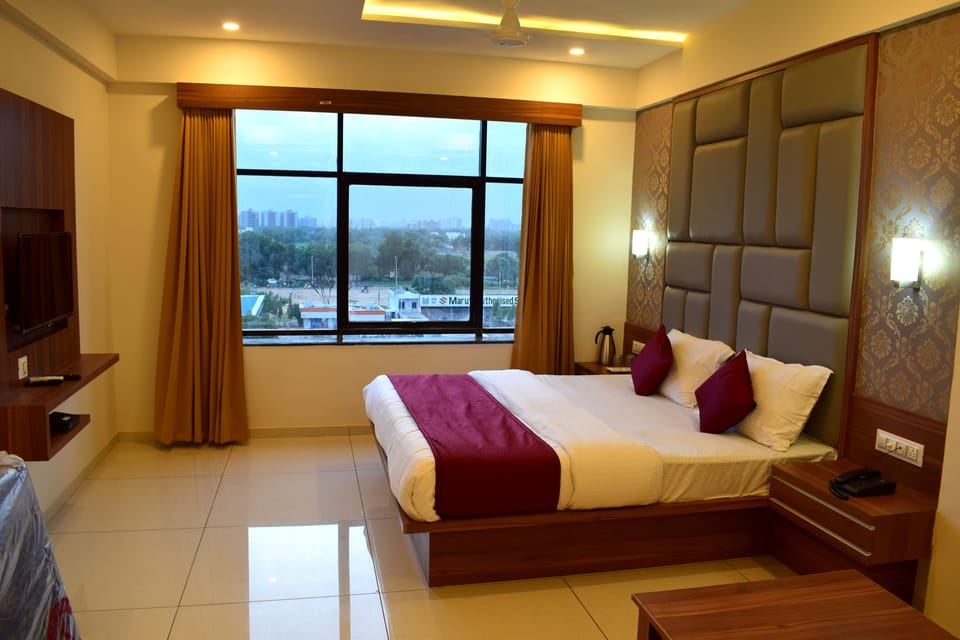 Deluxe Double Room | In-room safe, desk, free WiFi, wheelchair access