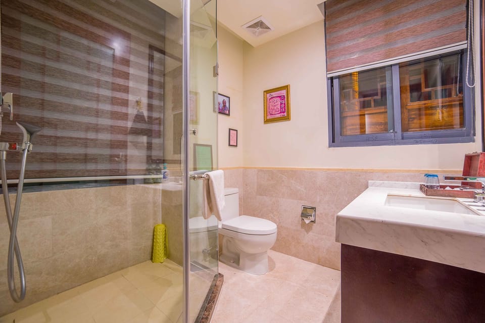 Deluxe Twin Room | Bathroom | Shower, free toiletries, hair dryer, slippers