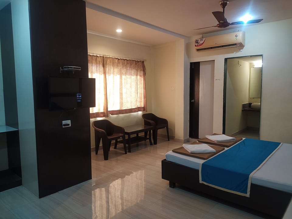 Suite Room AC | In-room safe, desk, bed sheets