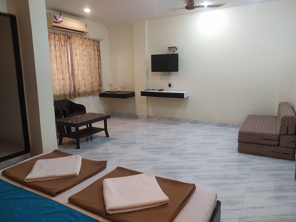 Suite Room AC | In-room safe, desk, bed sheets