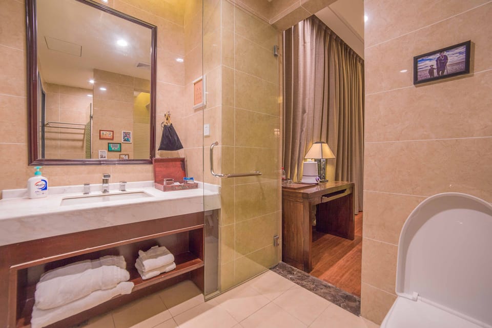 Elite Double Room | Bathroom | Shower, free toiletries, hair dryer, slippers