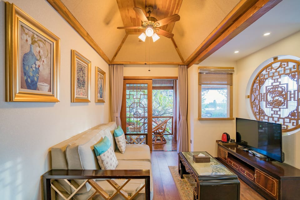 Signature Double Room | Living area | TV