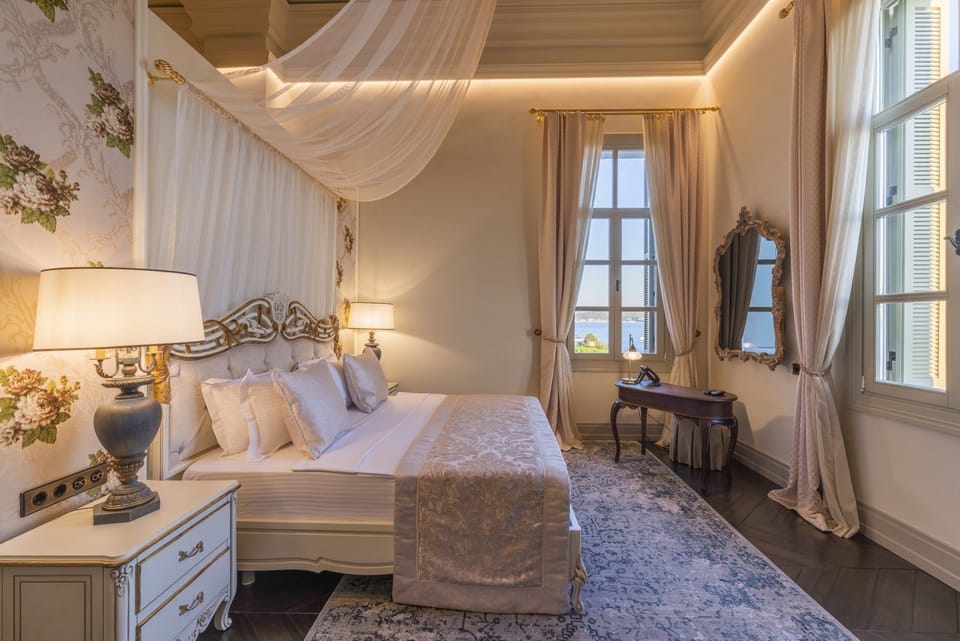 Suite, 1 Queen Bed, Non Smoking, Private Bathroom | Premium bedding, in-room safe, laptop workspace, blackout drapes