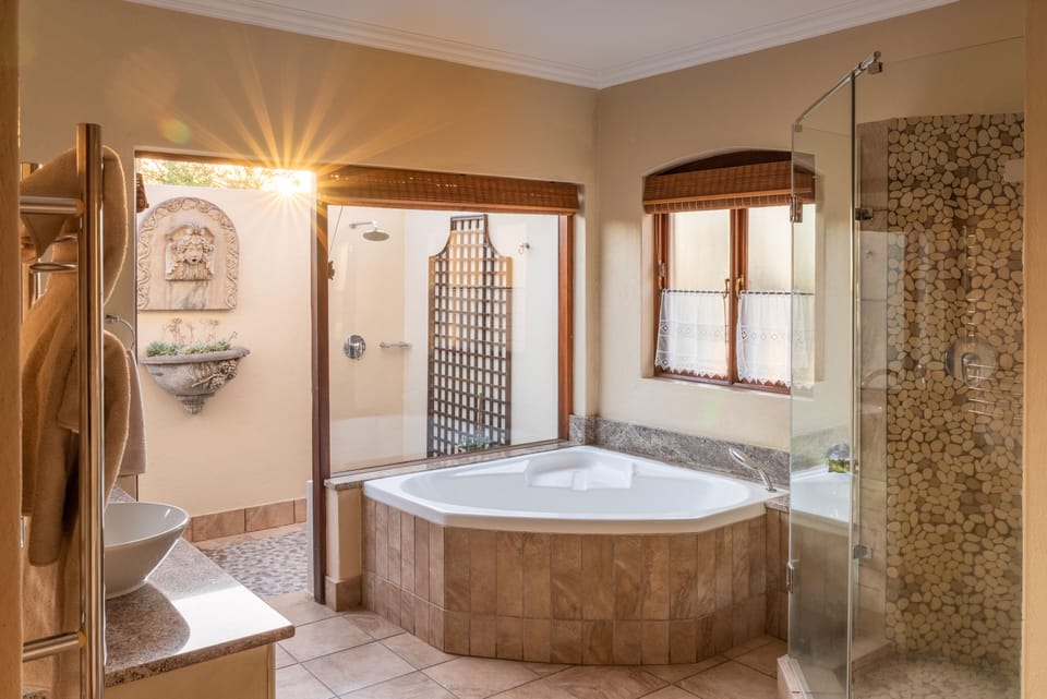 Executive Suite | Bathroom | Separate tub and shower, deep soaking tub, designer toiletries