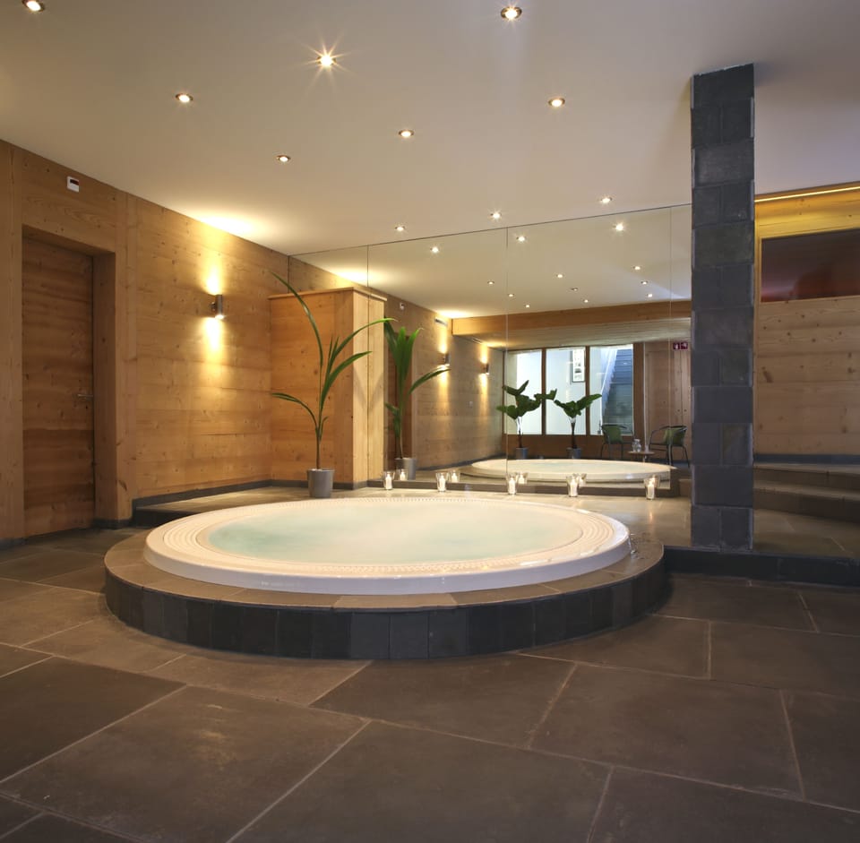 Indoor spa tub