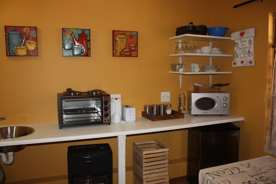 Studio Suite | Private kitchen | Fridge, microwave, oven, stovetop