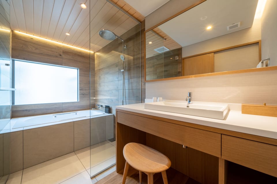 Luxury Twin Room | Bathroom | Free toiletries, hair dryer, slippers, electronic bidet