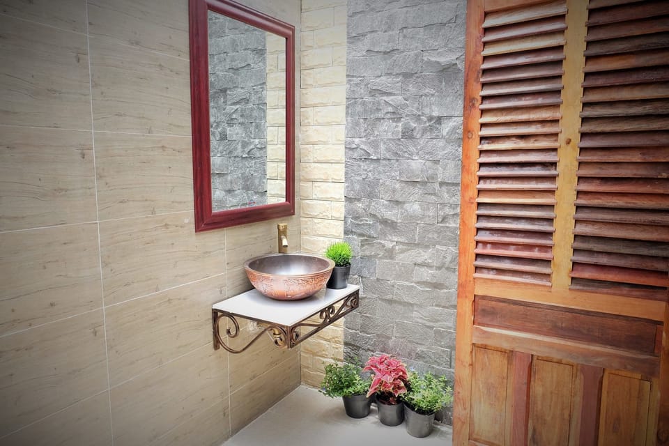 Traditional Bungalow, Lake View (AC, Higher Floor) | Bathroom sink