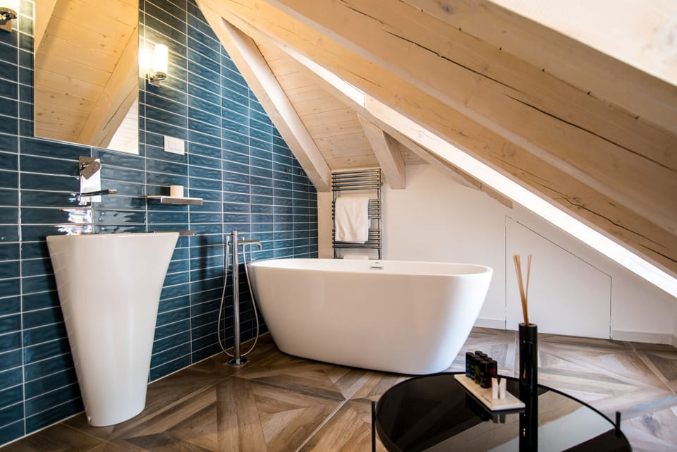 Deluxe Double or Twin Room | Deep soaking bathtub