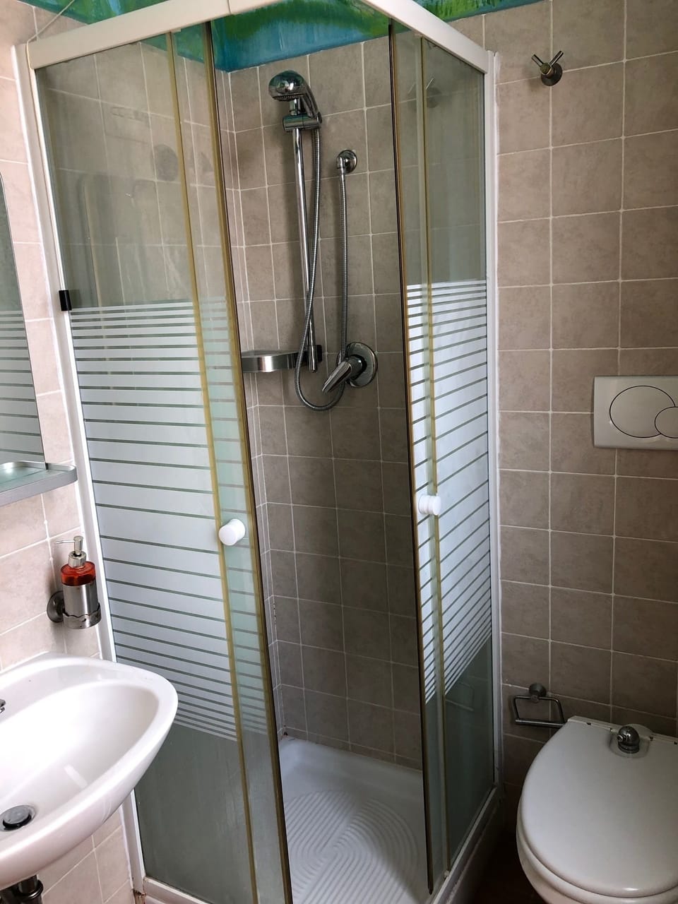 Shower, rainfall showerhead, free toiletries, hair dryer