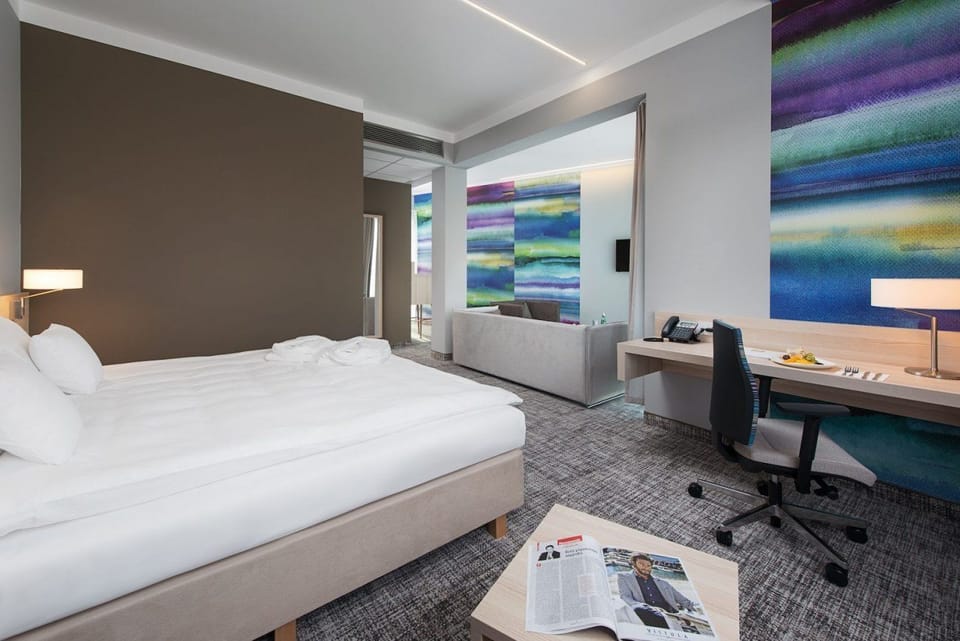 Junior Suite | In-room safe, desk, blackout drapes, soundproofing
