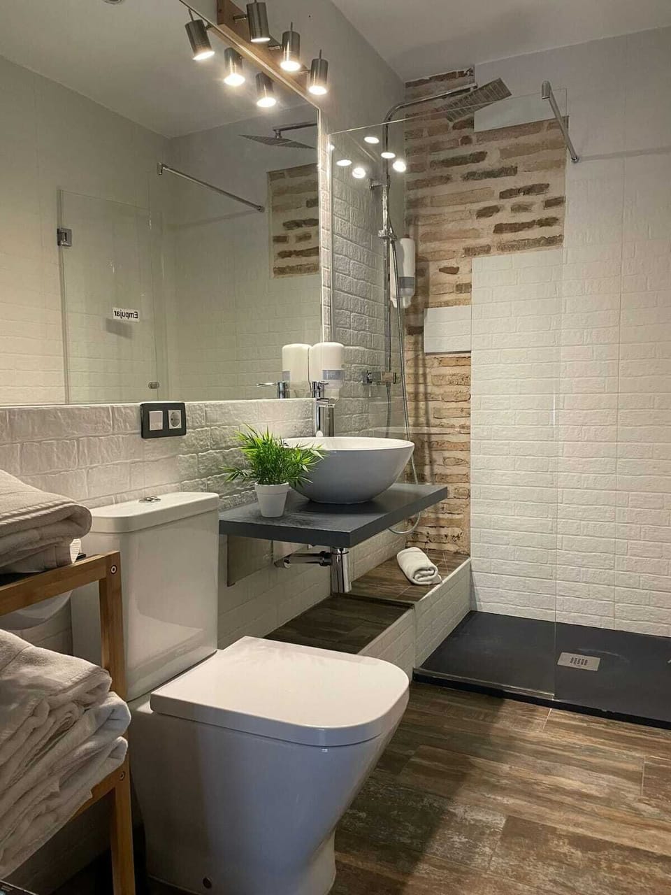 Aparta-suite El Arco | Bathroom | Shower, rainfall showerhead, towels