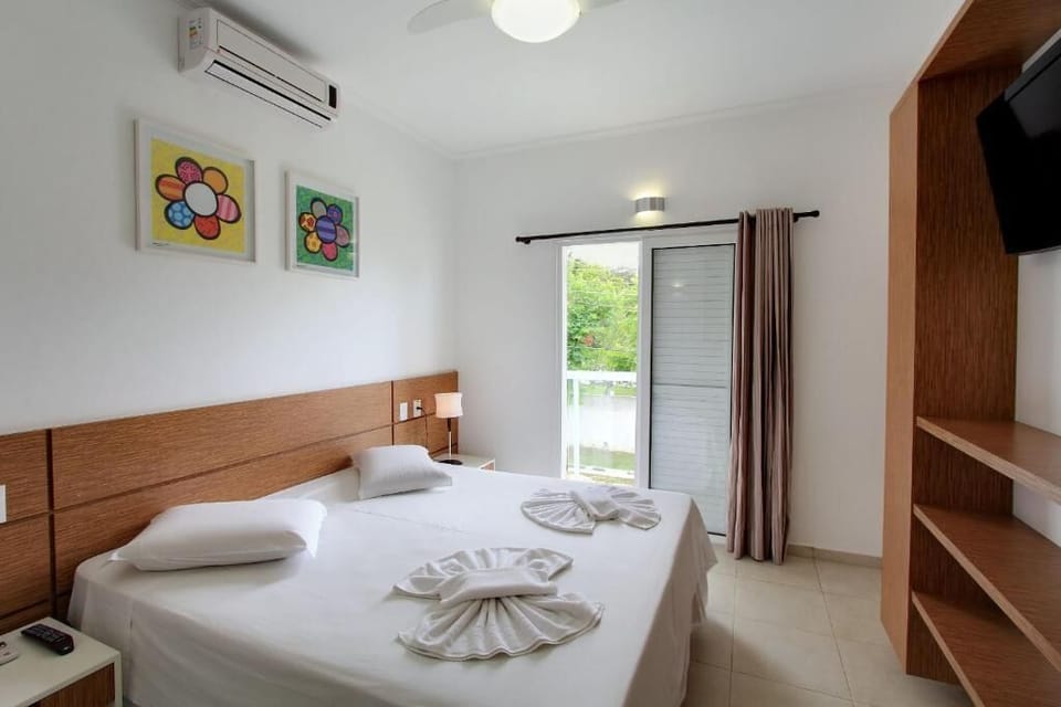 Basic Double or Twin Room | Minibar, in-room safe, desk, laptop workspace