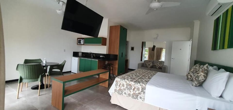 Deluxe Studio Suite | Minibar, in-room safe, desk, laptop workspace