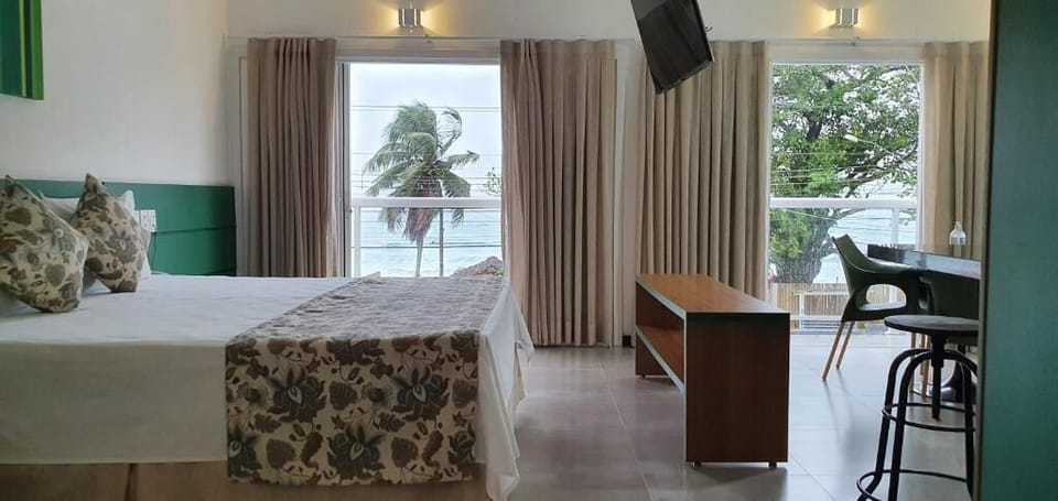 Deluxe Studio Suite | Minibar, in-room safe, desk, laptop workspace