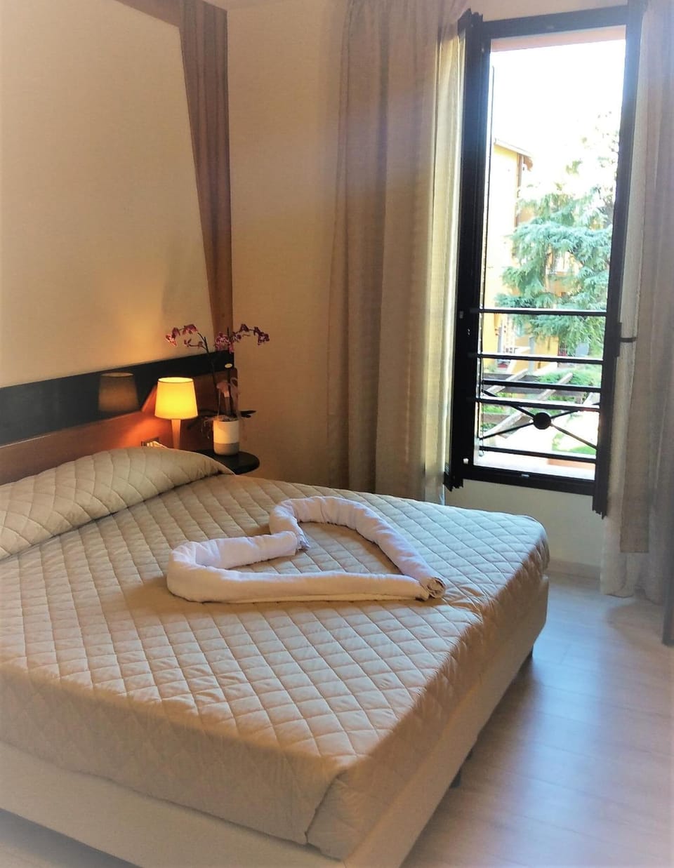 Desk, free WiFi, bed sheets