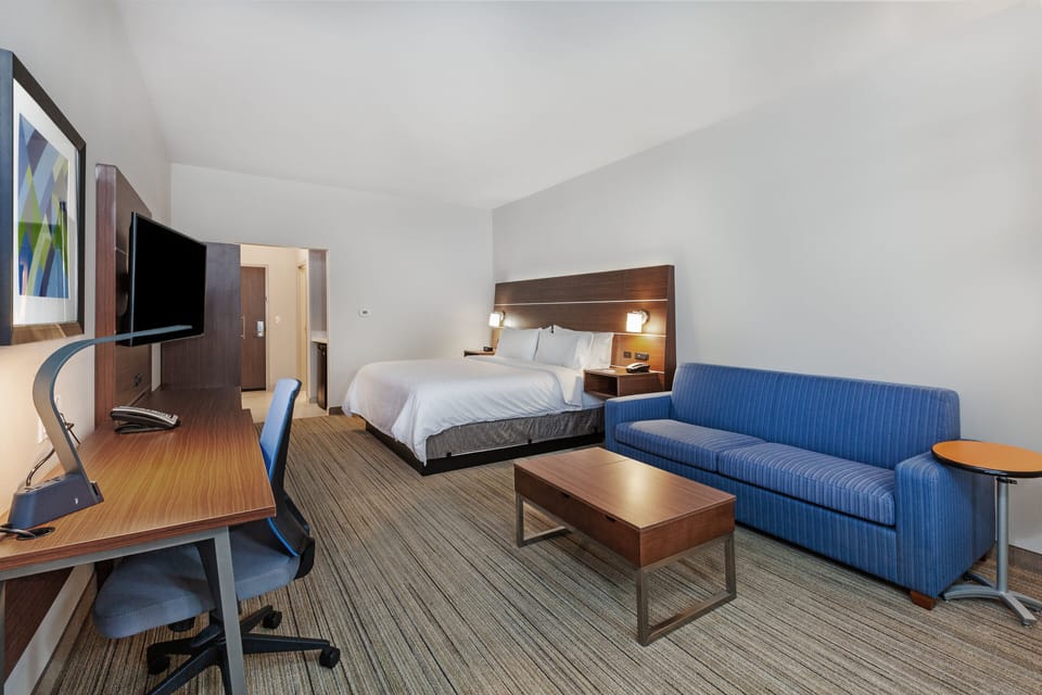 Suite, 1 King Bed with Sofa bed (Living Area) | Room amenity