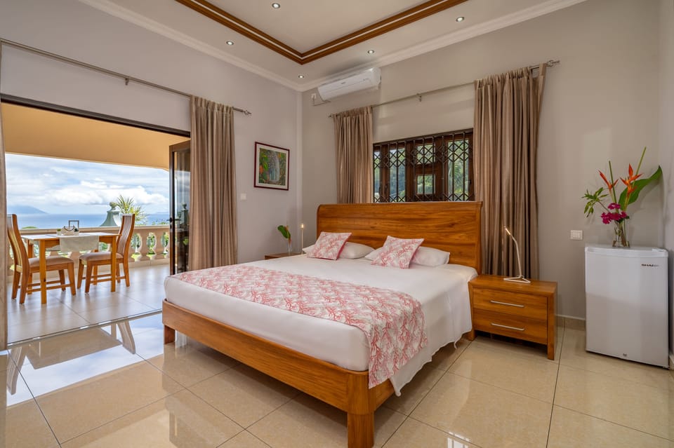 Deluxe Double Room, Sea View | Egyptian cotton sheets, premium bedding, minibar, in-room safe