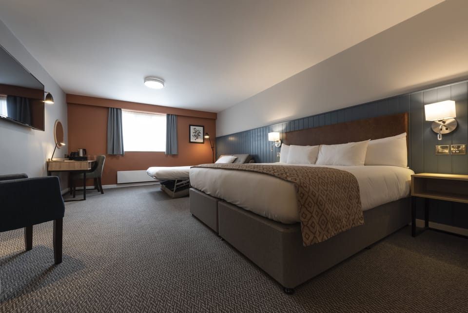 Family Room | Desk, iron/ironing board, WiFi (free), bed sheets