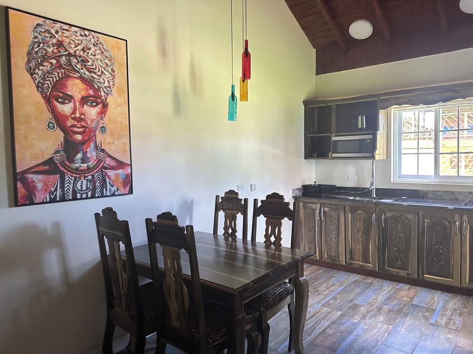 Premium Studio Suite, 1 King Bed, Hot Tub, Ground Floor | In-room dining