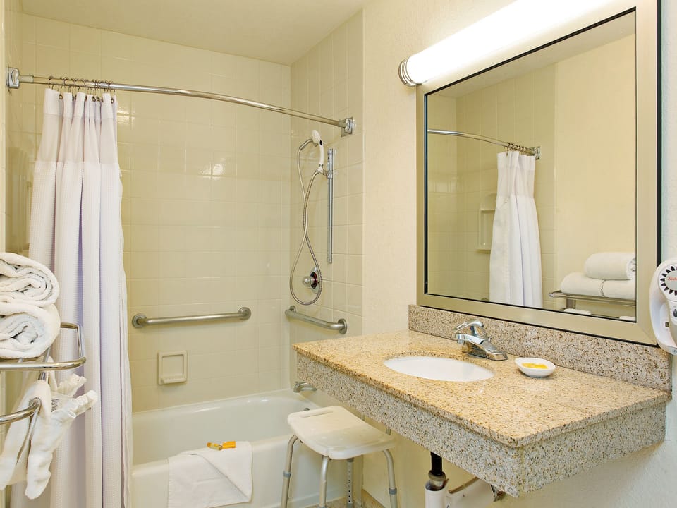 Combined shower/tub, free toiletries, hair dryer, towels