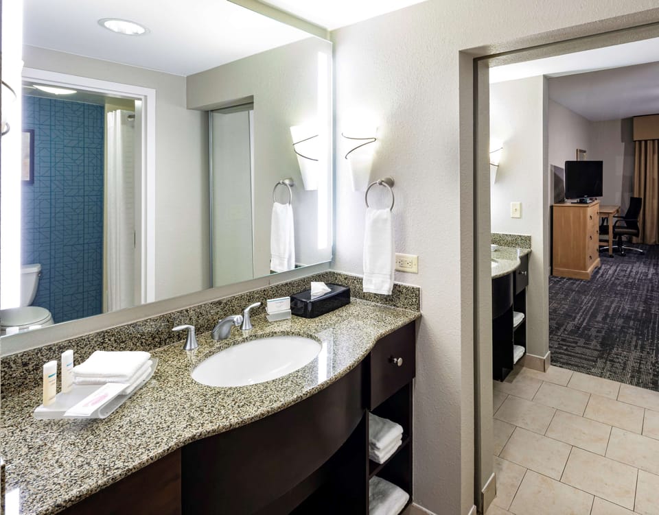 Combined shower/tub, free toiletries, hair dryer, towels