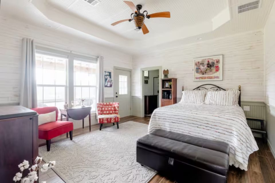 Suite Roseanna | Premium bedding, blackout drapes, iron/ironing board, WiFi (free)